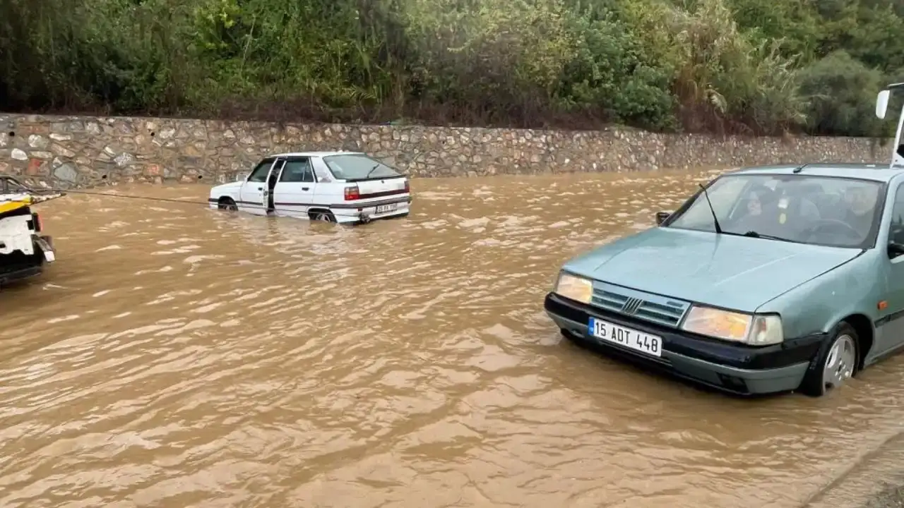 Alanya’da D 400 Karayolu Sular Altında Kaldı! 3